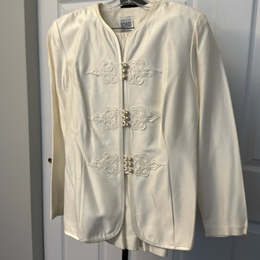 Women’s R & M Richard’s by Karen Wong Vintage Bridal Suit. Size 8, White